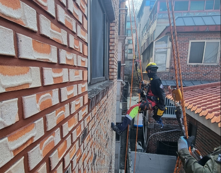사동 외벽방수업체 로프 접근 외벽 방수 작업 현장